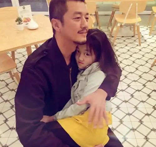 李亚鹏海哈金喜官宣生娃后,女儿李嫣首次现身,这是要出道吗