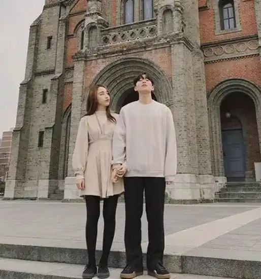  情人节完美穿搭范本,只服这些ins上的情侣博主