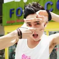  手牵手的qq情侣头像一男一女走过那春暖花开的浪漫