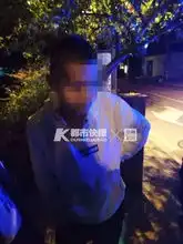  凌晨3点,情侣在河边打闹,女子把男友推下河我知道他会游泳