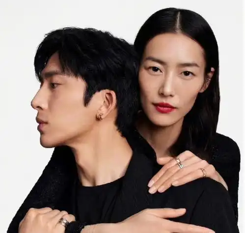  新生宣传路演,井柏然夸刘雯素颜太好看了,网友狠狠磕一口