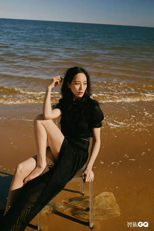 组图张钧甯反季节海边大片释出穿黑色纱裙温柔又随性