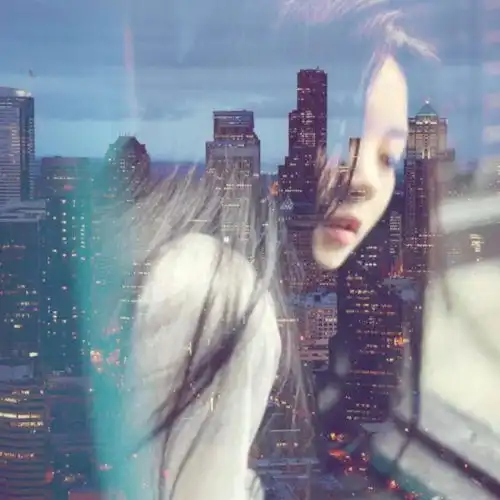  求这张图片里面人物跟夜景图分开来的两张