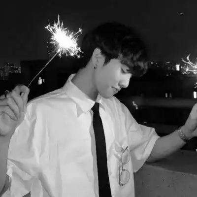  男生头像黑白酷帅个性,一个有故事的男ren