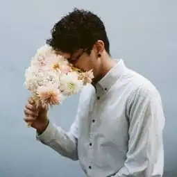  捧花情侣头像一左一右