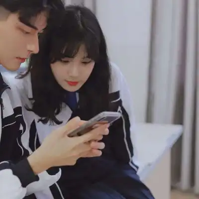  溺毙一对两张潮流气质真人情头.偶尔羡慕情侣偶尔庆幸自由