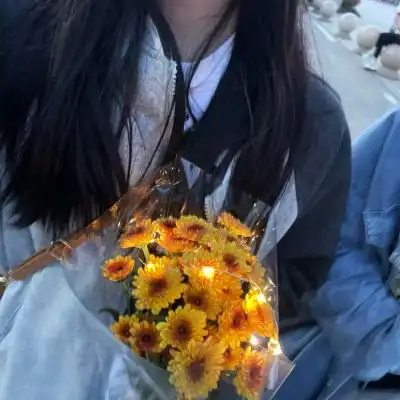  女生微信头像人带花,唯美好看的带鲜花女生头像