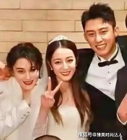 迪丽热巴黄景瑜新戏杀青热巴一袭婚纱清纯甜美,两人真的太般配