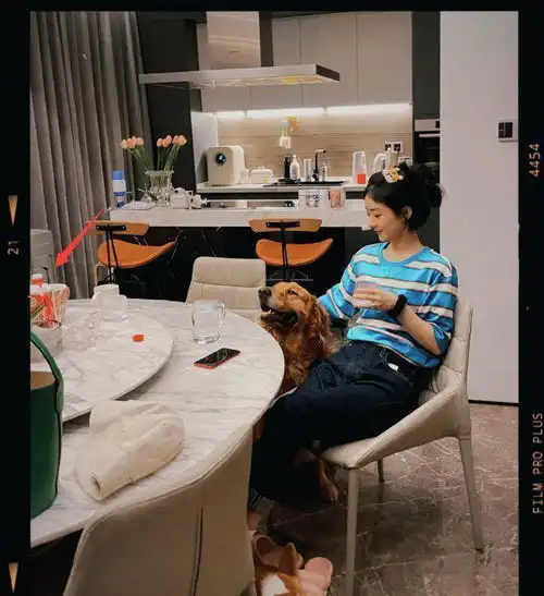 赵丽颖与闺蜜聚会,脚踩凳子坐姿豪迈,滤镜太大认不出