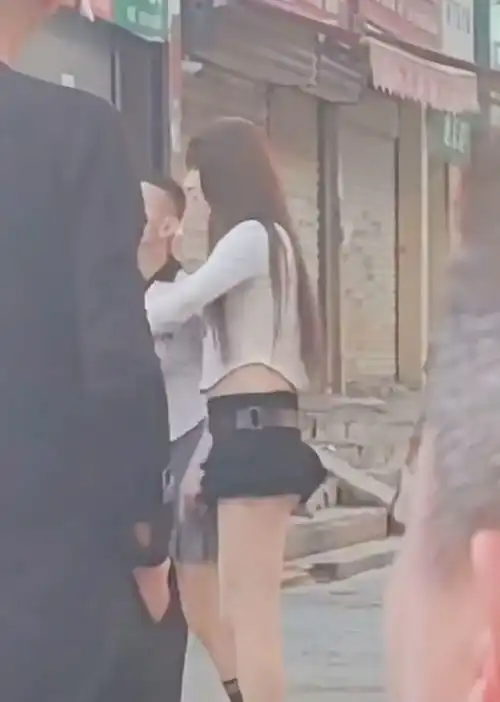 四个美女街上打架,假发掉了原来都是壮汉,拳打脚踢画面太搞笑了