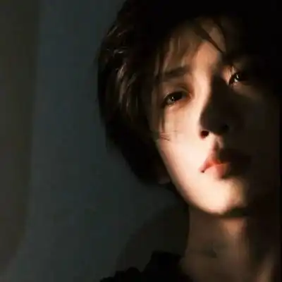  2023最新光影帅气男生头像