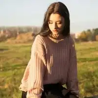  欧美微信头像女生简单大方带着一点的妩媚感更加个性迷人