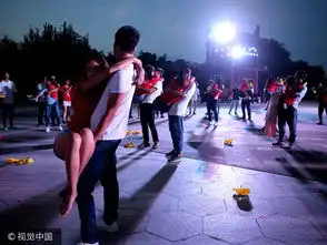  河南77对情侣上演熊抱女友从白天战到黑夜