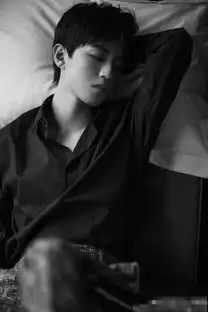  发福利王俊凯情人节晒黑白硬照忧郁沉静略显男人味
