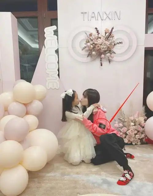  李小璐被曝花钱养pgone,还穿同款秀恩爱她曾辟谣感情状况