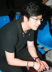  曝王岳伦李湘定情手镯5年未摘网友赞长情