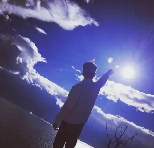  情侣头像一男一女不带字指天