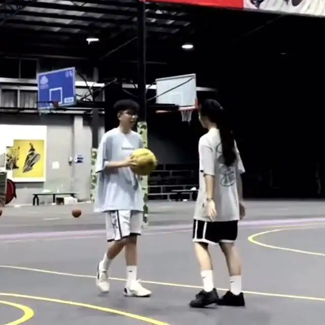  打篮球的女生打球我嚣张不可一世,爱你我细心温柔细致