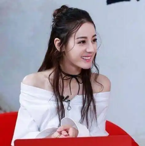  颈圈已经out火了杨幂的水晶球项链,戴上后气质飙升