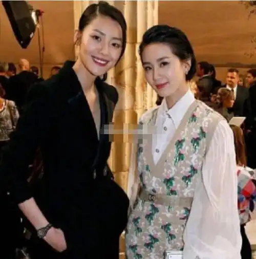  刘雯短发现身活动,和刘诗诗合影攻一脸,旁边f4都显得娘气十足