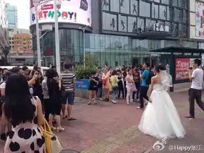  女孩扮70岁老太拍婚纱照