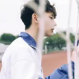  学生情侣头像一男一女穿校服qq头像情侣00后学生专用图片