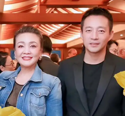  马筱梅威力好大和汪小菲开奔驰打高尔夫,专气大s,评论炸锅了