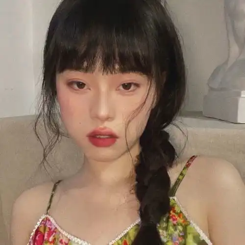  女生头像是花自然香是爱自然长.