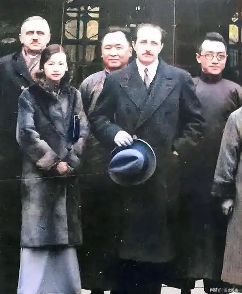  林徽因不愧是民国才女,与一群男人站在一起,气质丝毫不逊色