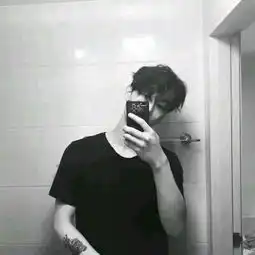  黑色系男头我还在这等你.