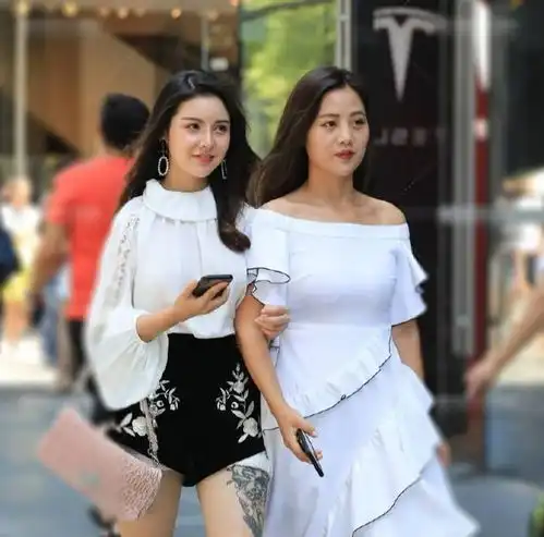 俩闺蜜白礼服秀友谊,纯美动人,让人久久难忘