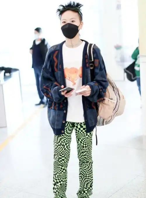  王菲女儿窦靖童又换新发型,23岁留扫把头,网友前卫得无法理解