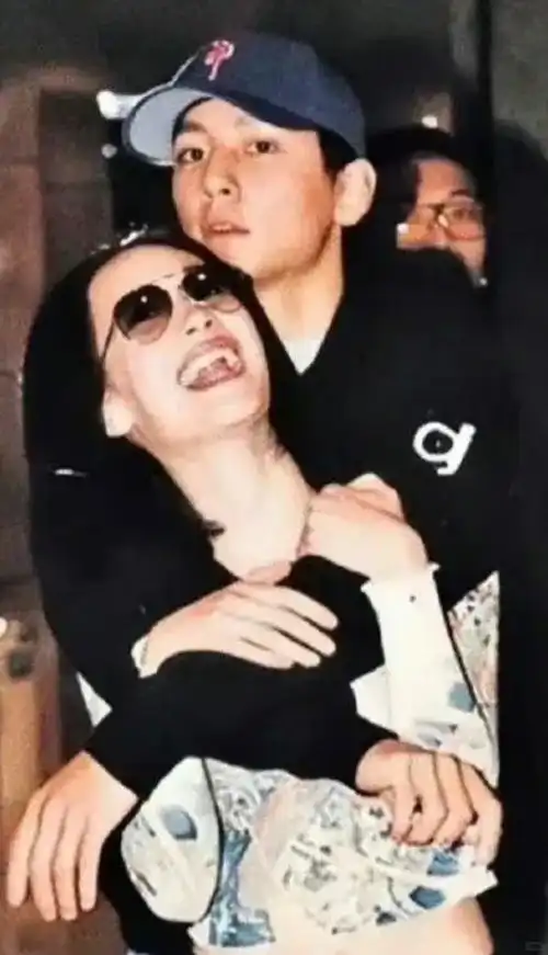  狗仔偷拍的明星情侣照,氛围感好强,甜得像在拍偶像剧