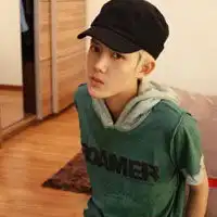  孤单冷漠的男生头像我的眼泪在风里肆意地挥洒男生头像