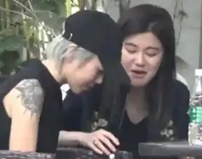 窦靖童又被拍到和闺蜜在一起两人亲昵挽手逛街