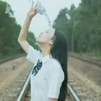  不开心的女生心情头像夜了天冷心凉旧事不必思量