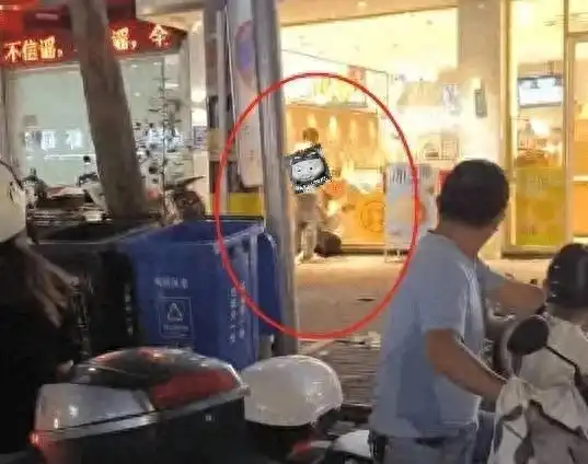 恋爱脑不可取福建一对情侣秀恩爱,不雅举动引路人围观