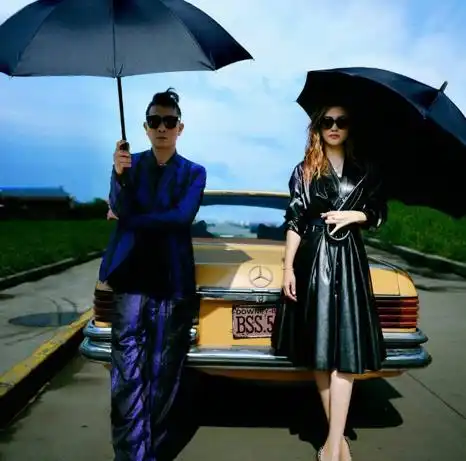  陈小春应采儿合体拍大片,夫妻撑伞像黑帮大佬,穿情侣睡衣秀恩爱