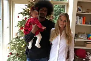  足坛又1对黑白配情侣你可能不相信,当年是美女先追的野兽