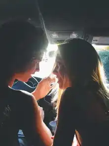  90后小情侣红遍全球环游世界用相机记录精彩