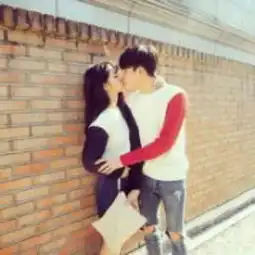  浪漫街头接吻情侣头像一对两张