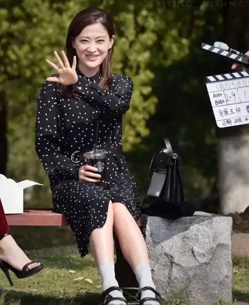  梅婷录节目被抓拍,穿的保暖又普通,但一眼看去就是气质型美女