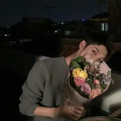  捧花情侣头像手里拿花的女生头像高清系列