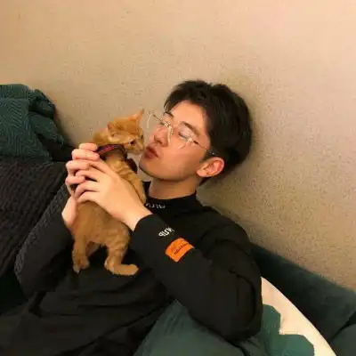  男生头像阳光积极帅气三人寝室的老大