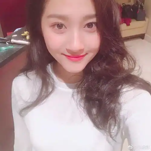  关晓彤卷发被说成熟看来是时候get一款减龄时髦的微卷发了