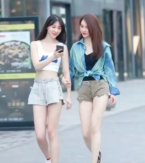 她自知椰子鞋比不过闺蜜蛛网鞋,偷偷加一双例假袜,腿更细