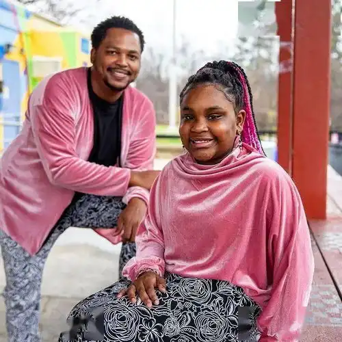  9年承包女儿300件衣服,每天都穿情侣装为了女儿,当爸的有多豁得出去