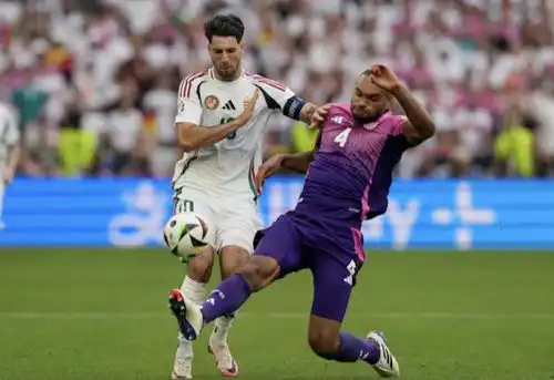  索伯斯洛伊奥尔班不是那么轻易被推倒的,对方显然犯规了