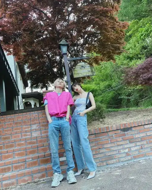  潮流范丨金泫雅和男友甜蜜出街,这才是情侣look的正确打开方式