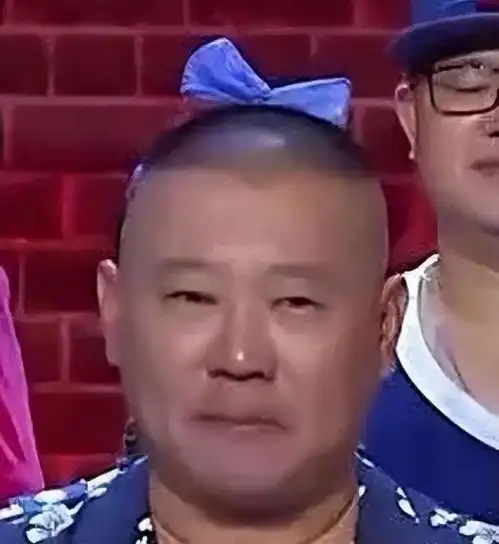  明星搞笑错位图,迪丽热巴腿消失,看到何炅笑出表情包